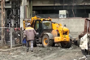 Công nhân năng lượng Ukraine đang chạy đua khắc phục thiệt hại sau cuộc không kích cực lớn của Nga, ngày 14/11/2025.