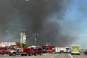 Hiện trường vụ rơi máy bay ở Texas, Mỹ, ngày 12/10/2025.
