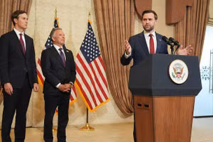 Phó Tổng thống Mỹ JD Vance (phải), con rể ông Trump, Jared Kushner (trái), và Đặc phái viên Mỹ tại Trung Đông Steve Witkoff tại buổi họp báo ở Islamabad, Pakistan, ngày 12/4/2026.