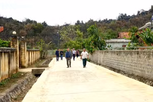 Đường nông thôn nội bản Mé Lếch được bê tông hóa rộng, sạch, đẹp.