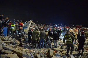 Hiện trường vụ tòa nhà sụp đổ ở thành phố Fez của Morocco, ngày 10/12/2025.