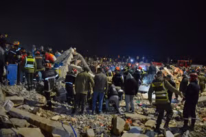 Hiện trường vụ tòa nhà sụp đổ ở thành phố Fez của Morocco, ngày 10/12/2025.