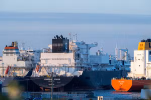 Các nhà ngoại giao Đông Âu lo ngại Mỹ có thể cung cấp cho Nga một thỏa thuận kinh tế khổng lồ để giải quyết xung đột Ukraine.