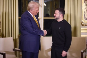 Tổng thống đắc cử Mỹ Donald Trump (trái) và nhà lãnh đạo Ukraine Vladimir Zelensky.