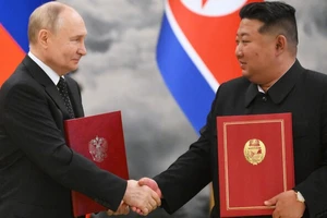 Tổng thống Nga Vladimir Putin (trái) bắt tay nhà lãnh đạo Triều Tiên Kim Jong Un (phải) sau buổi lễ ký kết sau cuộc hội đàm song phương tại dinh thự Kumsusan ở Bình Nhưỡng, ngày 19/6/2024.