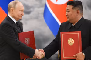 Tổng thống Nga Vladimir Putin (trái) bắt tay nhà lãnh đạo Triều Tiên Kim Jong Un (phải) sau buổi lễ ký kết sau cuộc hội đàm song phương tại dinh thự Kumsusan ở Bình Nhưỡng, ngày 19/6/2024.