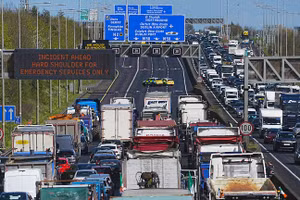 Người biểu tình phong tỏa một đường cao tốc để phản đối giá nhiên liệu tăng cao ở Dublin, Ireland, ngày 9/4/2026 