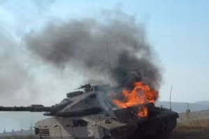 Một chiếc xe tăng Israel bốc cháy do trúng hỏa lực của các tay súng Hezbollah, ngày 25/3/2026.