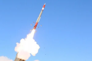 Tên lửa đánh chặn PAC-3 MSE được phóng từ hệ thống phòng không Patriot.