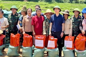 Trao hàng cứu trợ cho người dân chịu ảnh hưởng do mưa lũ.