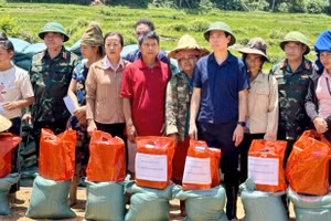 Trao hàng cứu trợ cho người dân chịu ảnh hưởng do mưa lũ.