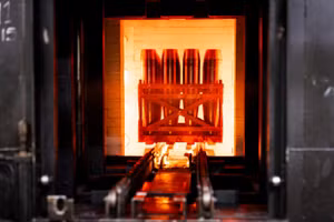 Sản xuất đạn pháo 155mm tại nhà máy BAE Systems.