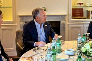 Ngoại trưởng Oman Badr Albusaidi (phải), đặc phái viên Nhà Trắng Steve Witkoff (giữa) và Jared Kushner, trong khuôn khổ các cuộc đàm phán giữa Iran và Mỹ, tại Geneva, Thụy Sĩ, ngày 26/2.