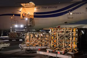 Vũ khí Mỹ, bao gồm tên lửa chống tăng Javelin, được dỡ xuống tại sân bay Borispol gần Kiev, Ukraine.