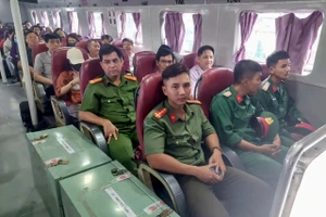 Đề thi tốt nghiệp THPT 2025 được vận chuyển ra đảo Phú Quốc, tỉnh Kiên Giang. Ảnh: MH.