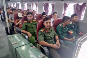 Đề thi tốt nghiệp THPT 2025 được vận chuyển ra đảo Phú Quốc, tỉnh Kiên Giang. Ảnh: MH.