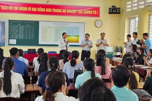 Lãnh đạo tỉnh Sóc Trăng kiểm tra công tác chuẩn bị Kỳ thi tốt nghiệp THPT 2025 tại điểm thi THPT Mỹ Xuyên. Ảnh: Xuân Lương.