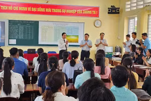 Lãnh đạo tỉnh Sóc Trăng kiểm tra công tác chuẩn bị Kỳ thi tốt nghiệp THPT 2025 tại điểm thi THPT Mỹ Xuyên. Ảnh: Xuân Lương.