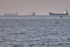 Iran tuyên bố đóng cửa hoàn toàn eo biển Hormuz đối với tất cả các tàu thuyền.