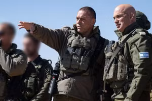 Tham mưu trưởng IDF Eyal Zamir (giữa).