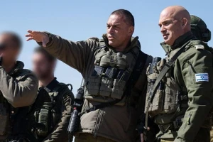 Tham mưu trưởng IDF Eyal Zamir (giữa).