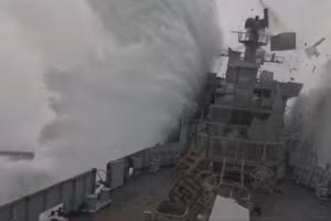 Cú va chạm mạnh đã nhấc thân tàu khu trục lên khỏi mặt nước.