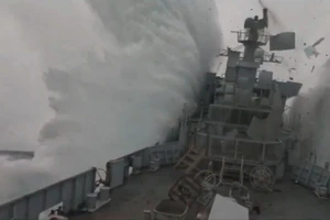 Cú va chạm mạnh đã nhấc thân tàu khu trục lên khỏi mặt nước.