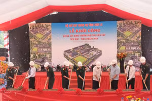 Các đại biểu thực hiện nghi lễ khởi công Trường liên cấp PTDTNT TH-THCS xã Phiêng Pằn.