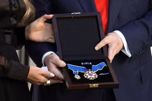 Tổng thống Mỹ Donald Trump truy tặng nhà hoạt động bảo thủ trẻ tuổi Charlie Kirk Huân chương Tự do Tổng thống, ngày 14/10/2025.