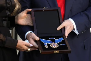 Tổng thống Mỹ Donald Trump truy tặng nhà hoạt động bảo thủ trẻ tuổi Charlie Kirk Huân chương Tự do Tổng thống, ngày 14/10/2025.
