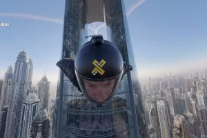 Người nhảy dù dẫn đầu lao xuyên qua một khe hẹp kiến ​​trúc với tốc độ hơn 200 km/h.