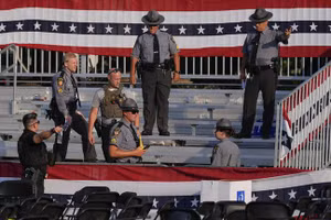 Các nhân viên thực thi pháp luật điều tra hiện trường sau vụ ám sát hụt cựu Tổng thống Donald Trump, ngày 13/7/2024