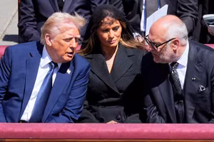 Tổng thống Mỹ Donald Trump (trái) và Tổng thống Estonia Alar Karis (phải) tham dự lễ tang cố Giáo hoàng Francis, ngày 26/4/2025.