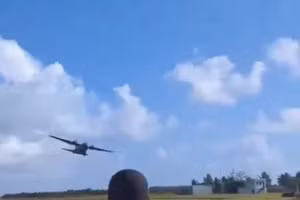 Tổng thống Madagascar, Andry Rajoelina, rời đất nước trên một chiến đấu cơ Pháp, ngày 12/10/2025.