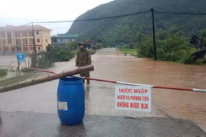 Mưa lũ gây ngập nước làm ảnh hưởng đến cuộc sống của người dân.