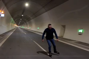 Thủ tướng Slovakia Robert Fico trượt patin qua đường hầm mới dài nhất nước này, ngày 22/12/2025.