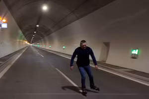 Thủ tướng Slovakia Robert Fico trượt patin qua đường hầm mới dài nhất nước này, ngày 22/12/2025.