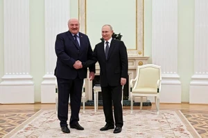 Tổng thống Belarus Alexander Lukashenko (trái) và Tổng thống Nga Vladimir Putin.