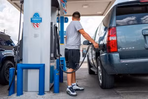 Một trạm bán xăng ở Anh.