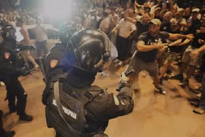 Biểu tình ở Serbia leo thang thành các cuộc đụng độ. 