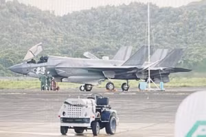 Quá trình dỡ hàng, bao gồm tên lửa và thiết bị kỹ thuật hỗ trợ F-35B được nhìn thấy tại tại sân bay Jose Aponte de la Torre ở Ceiba.