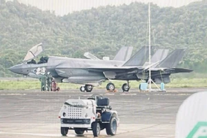 Quá trình dỡ hàng, bao gồm tên lửa và thiết bị kỹ thuật hỗ trợ F-35B được nhìn thấy tại tại sân bay Jose Aponte de la Torre ở Ceiba.