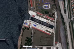 Hình ảnh vệ tinh cho thấy một tàu chiến của Triều Tiên bị hư hỏng được chuyển đến cơ sở Rajin để sửa chữa.