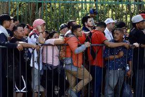 Tổng thống Donald Trump đã ra lệnh trục xuất hàng loạt những người di cư bất hợp pháp khỏi các thành phố do Đảng Dân chủ lãnh đạo.