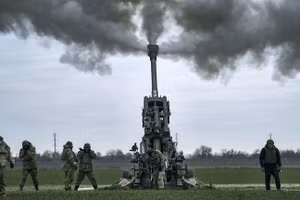 Lính Ukraine bắn vào các vị trí của Nga từ một khẩu pháo M777 do Mỹ cung cấp ở khu vực Kherson.