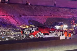 Hiện trường vụ máy bay trực thăng y tế gặp nạn trên đường cao tốc ở Sacramento, California, ngày 6/10/2025.