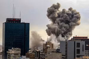 Những cột khói đen bốc cao sau cuộc tấn công của Mỹ và Israel nhằm vào thủ đô Tehran, Iran.