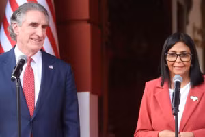 Bộ trưởng Nội vụ Mỹ Doug Burgum (trái) và Tổng thống lâm thời Venezuela Delcy Rodriguez tại Cung điện Tổng thống Miraflores ở Caracas, ngày 4/3/2026.