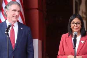 Bộ trưởng Nội vụ Mỹ Doug Burgum (trái) và Tổng thống lâm thời Venezuela Delcy Rodriguez tại Cung điện Tổng thống Miraflores ở Caracas, ngày 4/3/2026.
