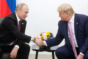 Tổng thống Mỹ Donald Trump (phải) gặp Tổng thống Nga Vladimir Putin tại Osaka, Nhật Bản, ngày 28/6/2019.